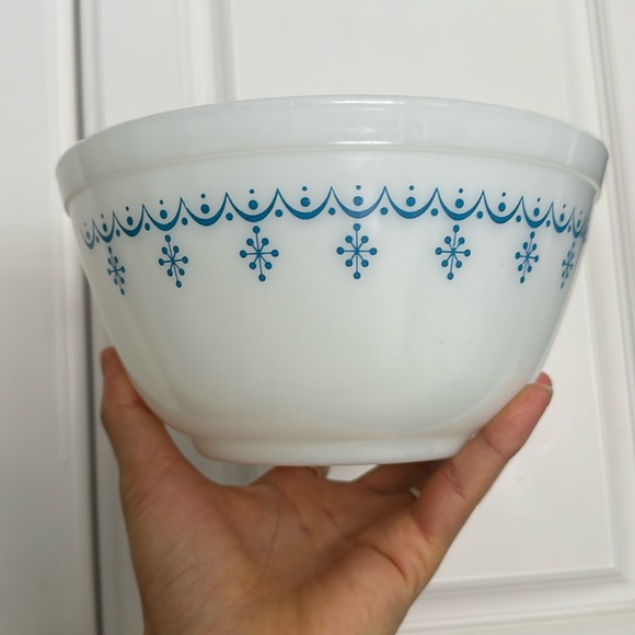 Pyrex Other - Vintage Pyrex garland 402 mixing bowl
